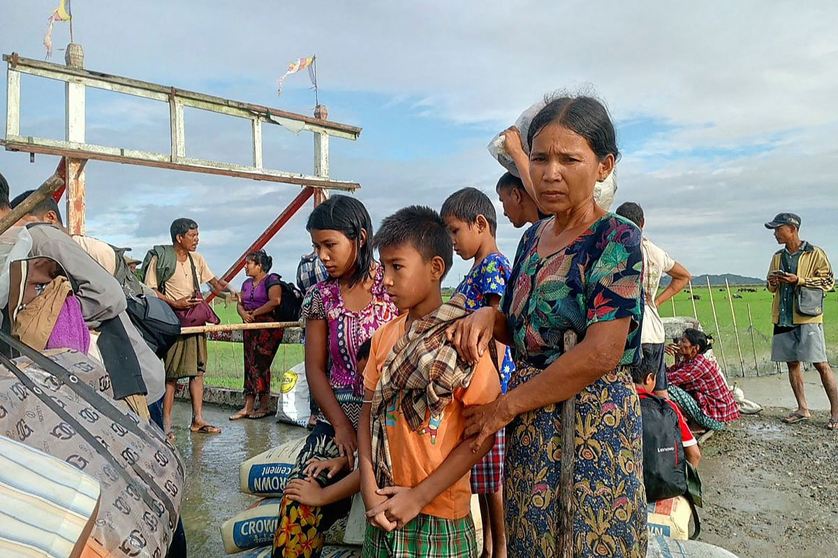 People flee from a village after renewed fighting between Myanmar's military and the Arakan Army (AA), an ethnic minority armed group, in Pauktaw Township in western Rakhine State on 19 November 2023.