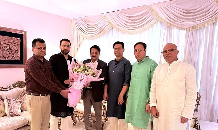 Chief Adviser Professor Muhammad Yunus’ officials present a birthday bouquet to BNP Chairperson Begum Khaleda Zia at her Gulshan residence in Dhaka on 15 August 2025