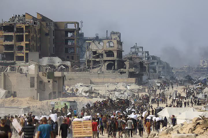 Palestinians carry aid supplies they collected from trucks that entered Gaza through Israel, in Beit Lahia, in the northern Gaza Strip 10 August, 2025.