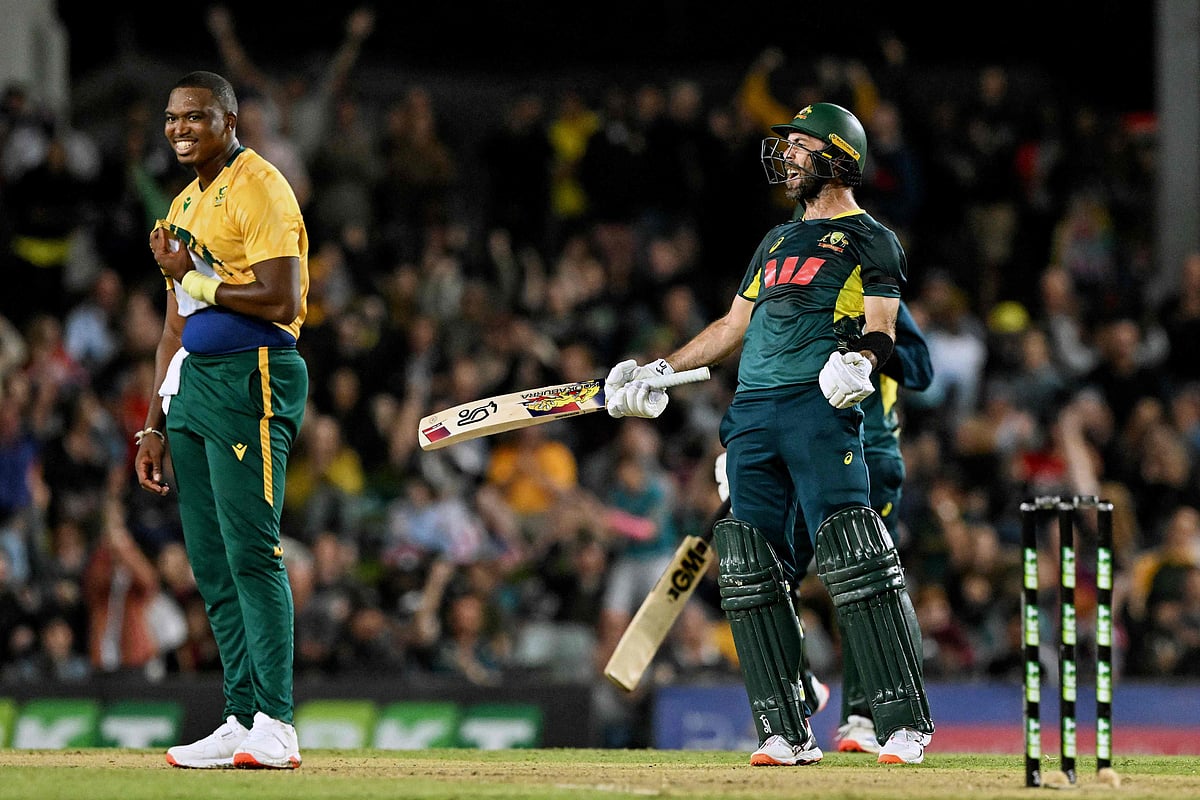 Australia's Glenn Maxwell (R) celebrates his team's victory as South Africa’s Lungi Ngidi smiles at the end of the third Twenty20 international cricket match between Australia and South Africa in Cairns on August 16, 2025