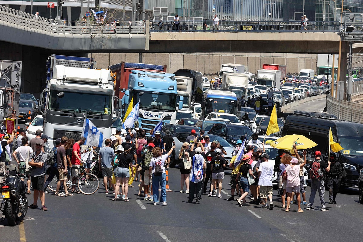 Demonstrators block a road during an anti-government protest demanding a deal to release Israelis detained in the Gaza Strip by Hamas militants since 7 October 2023, in Tel Aviv on 17 August 2025 Demonstrators took to the streets across Israel on 17 August 2025, more than a week after Israel’s security cabinet approved plans to capture Gaza City and nearby camps, following 22 months of war that have created dire humanitarian conditions.