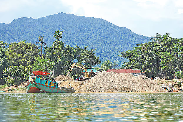 The extraction of stones continues. In Sylhet’s Kanaighat upazila, stones are being extracted from Lovachhara using excavators. After being broken, the stones are loaded onto boats.