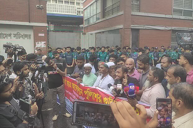 Family members and injured people of July martyrs announce next programme in front of the secretariat.