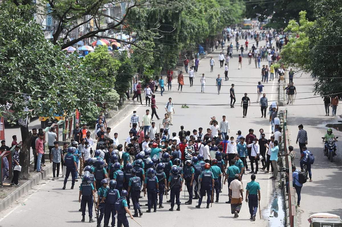 Police take position between the students of Dhaka College and City College at Science Lab intersection on 21 August 2025.