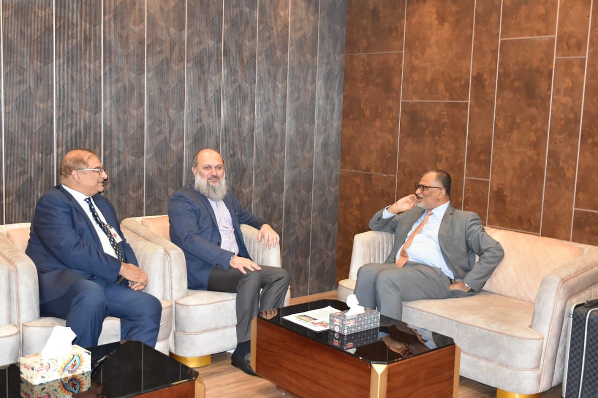 Bangladesh Commerce Adviser Sk Bashir Uddin and Pakistan’s Federal Minister for Commerce Jam Kamal Khan holds a meeting