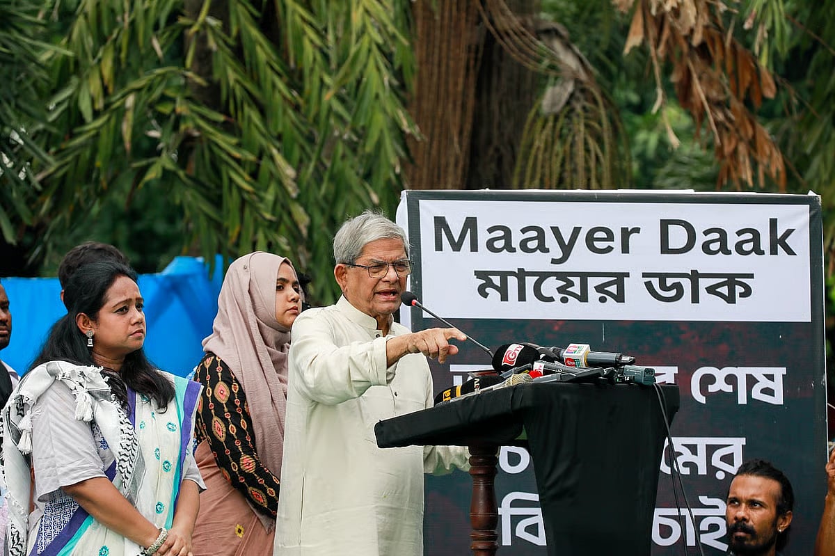 BNP secretary general Mirza Fakhrul Islam Alamgir speaks at a human chain organised by ‘Mayer Dak’ on the Manik Mia Avenue in Dhaka on 22 August 2025, in the remembrance of the individuals who become victims to enforced disappearances during the Awami League’s rule.