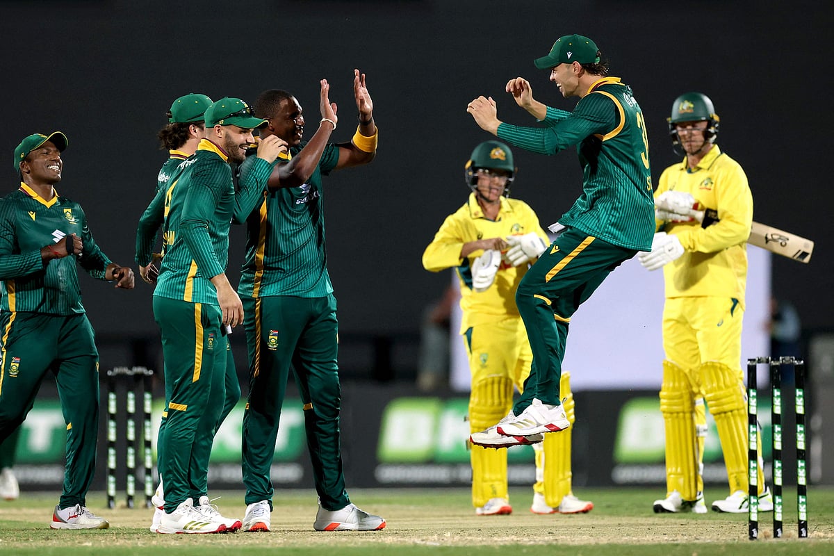 South Africa’s Lungi Ngidi (C) celebrates with teammates after dismissing Australia’s Adam Zampa to win the second one-day international (ODI) cricket match between Australia and South Africa at the Great Barrier Reef Arena in Mackay on 22 August 2025.