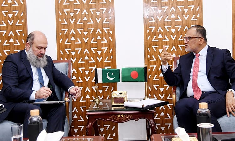 Federal Commerce Minister of Pakistan Jam Kamal Khan met with Commerce Adviser Sk. Bashir Uddin at his office at Bangladesh Secretariat this afternoon.