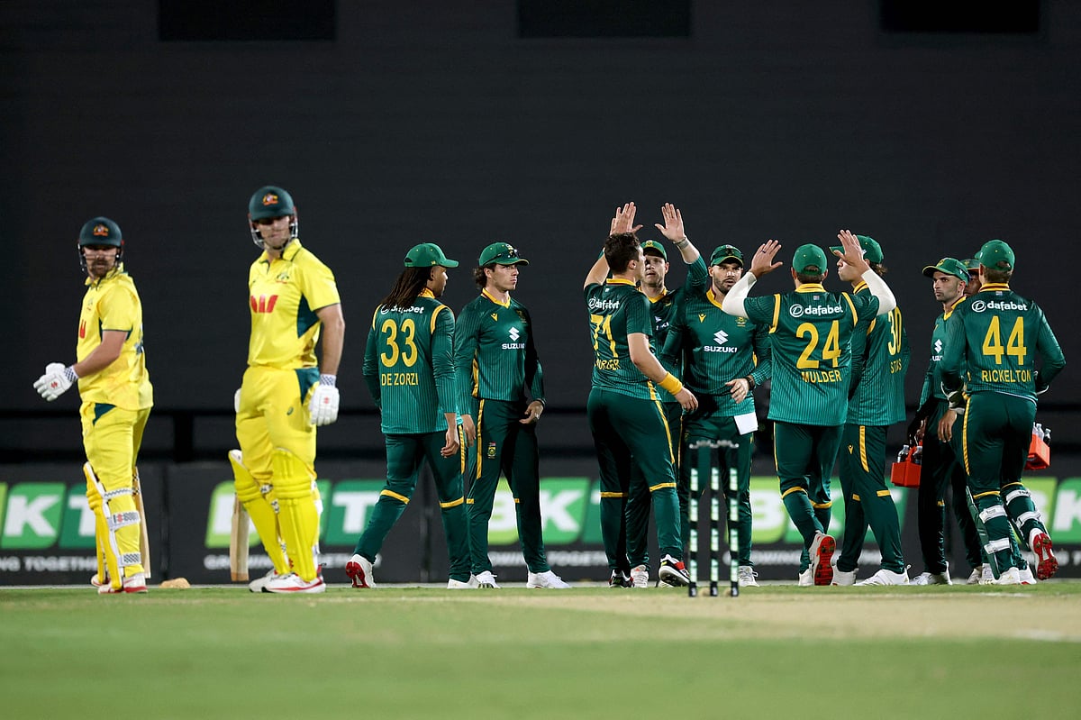 Players from South Africa react as Australia’s Travis Head (L) walks off the ground after being dismissed during the second one-day international (ODI) cricket match between Australia and South Africa at the Great Barrier Reef Arena in Mackay on 22 August 2025.