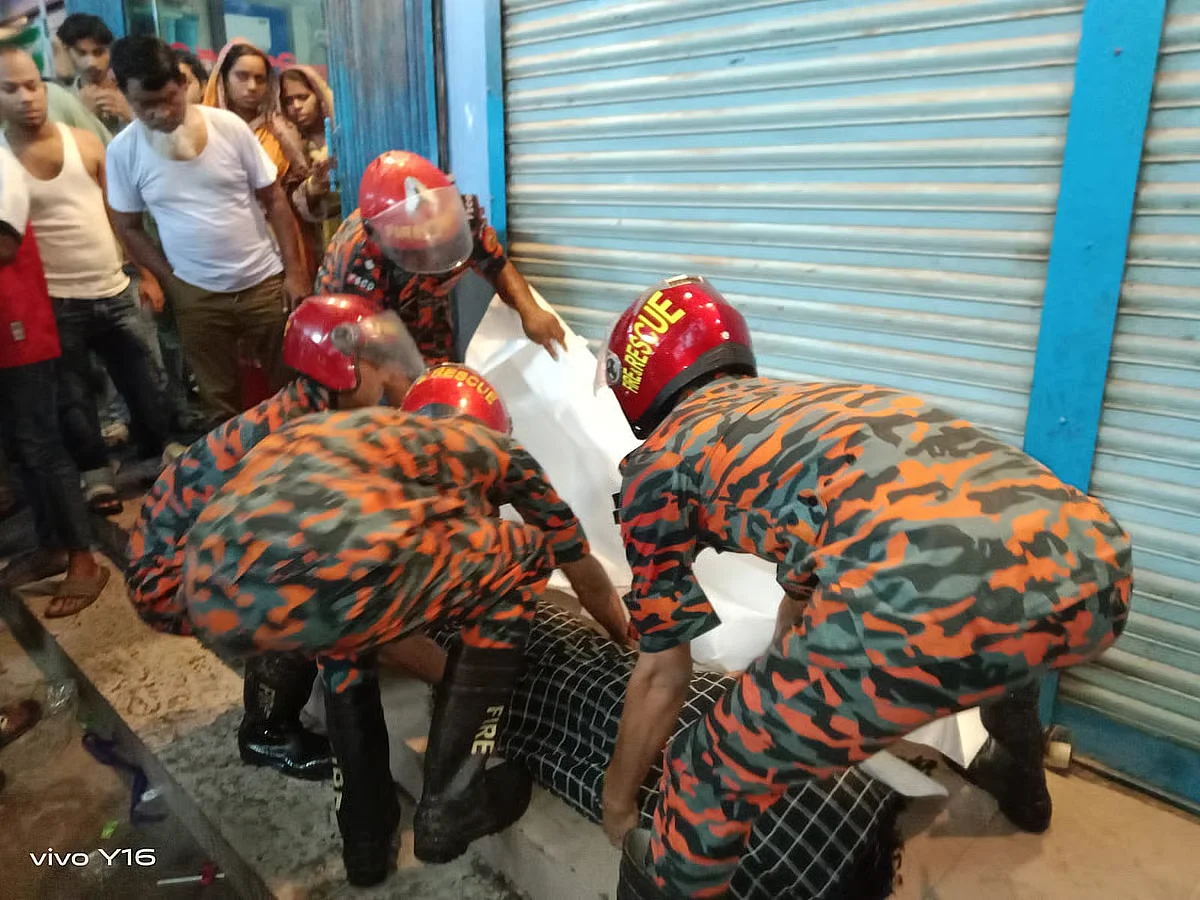 Fire service personnel recovered the bodies of those killed in the road accident in the Nimtala area of Sirajdikhan upazila of Munshiganj on the night of 21 August 2025