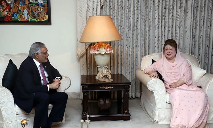 Pakistan's deputy prime minister, foreign minister and senator Muhammad Ishaq Dar met former prime minister and BNP chairperson Begum Khaleda Zia at her Gulshan residence this evening