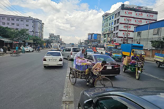 Traffic under the Dhaka-bound flyover has been made one-way. Photo taken near Tongi College Gate around 10:00 am on 14 August 2025.
