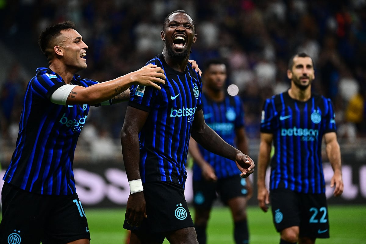 Inter Milan's French forward #09 Marcus Thuram celebrates with Inter Milan's Argentine forward #10 Lautaro Martinez (L) after scoring his team's fourth goal during the Italian Serie A football match between Inter Milan and Torino at the San Siro Stadium in Milan, on 25 August 2025.
