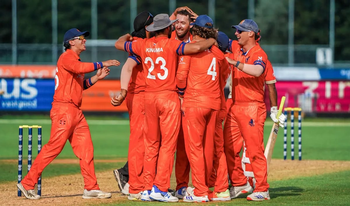 Photo shows Dutch men’s team celebrating during a match.