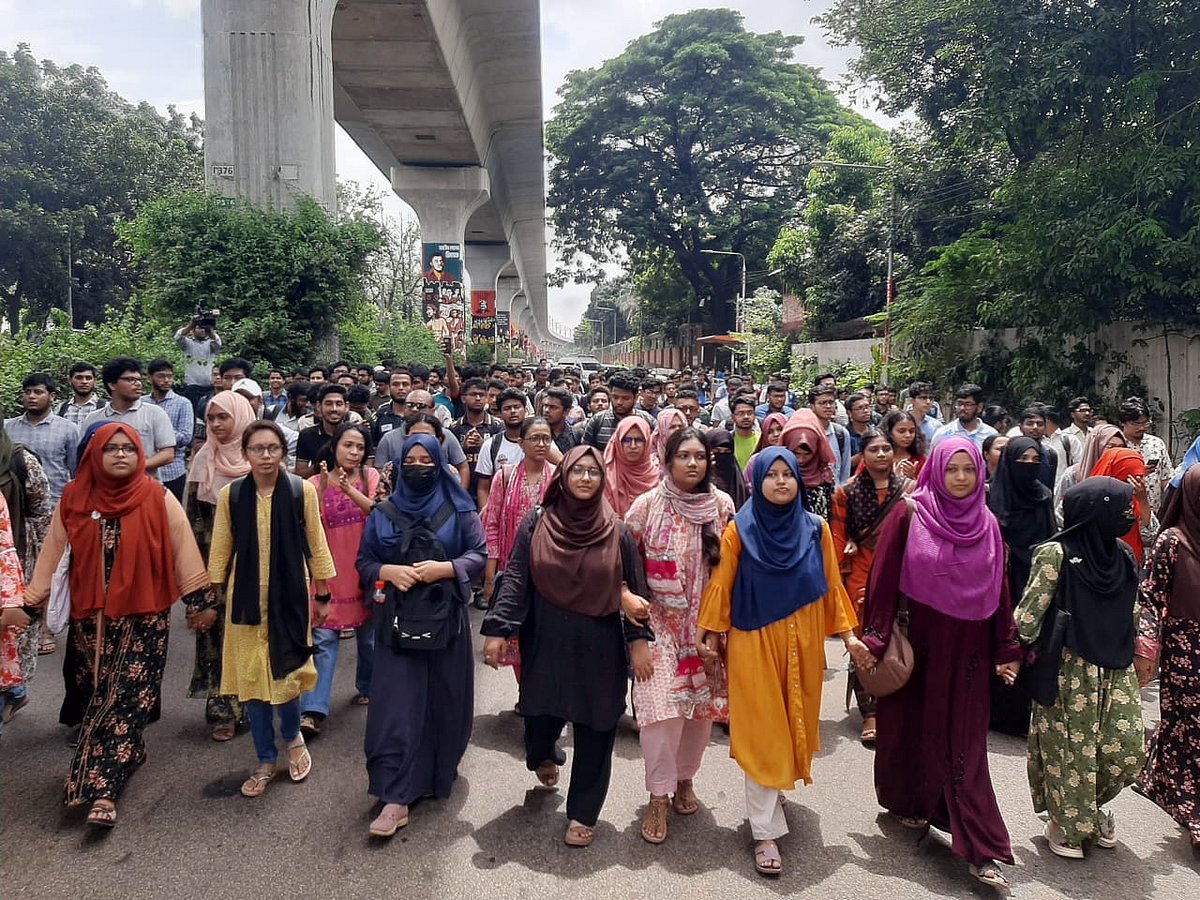 Students of Sher-e-Bangla Agricultural University blocked the Agargaon area of Dhaka to press home three-point demands on 28 August 2025