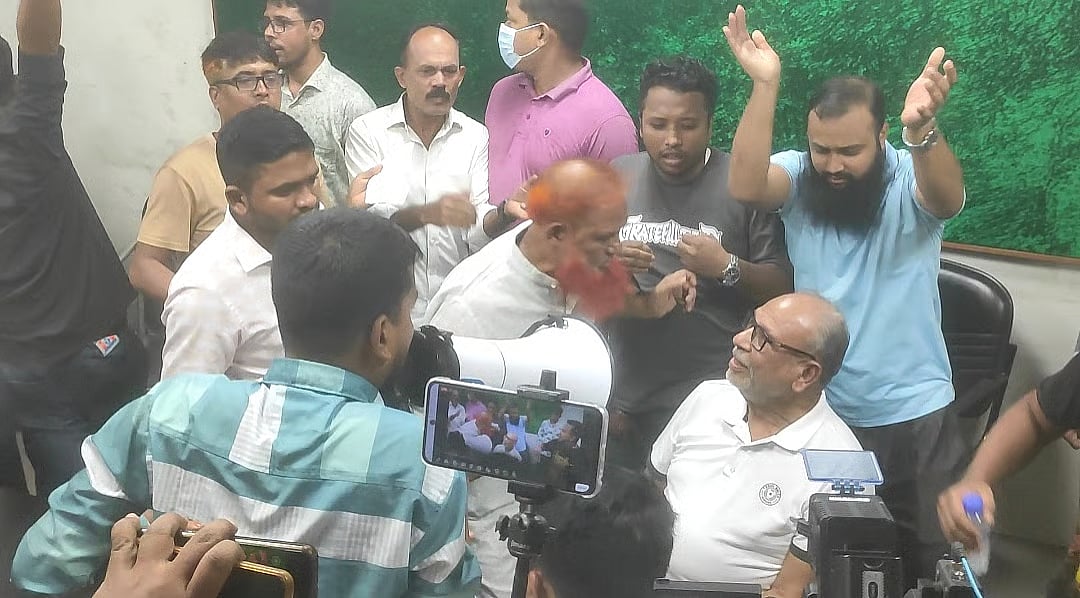 A group of people besieges former MP Abdul Latif Siddiqui and Dhaka University's Law Department Professor Sheikh Hafizur Rahman (Karzon) at DRU on 28 August 2025