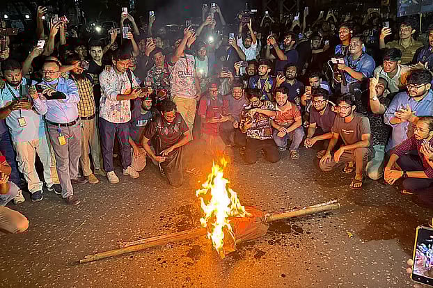 Protesters burn effigy of police officer Masud Alam in Matsya Bhaban on 28 August