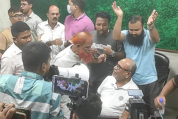A group of people surrounded and detained former member of parliament Abdul Latif Siddiqui. Thursday at DRU