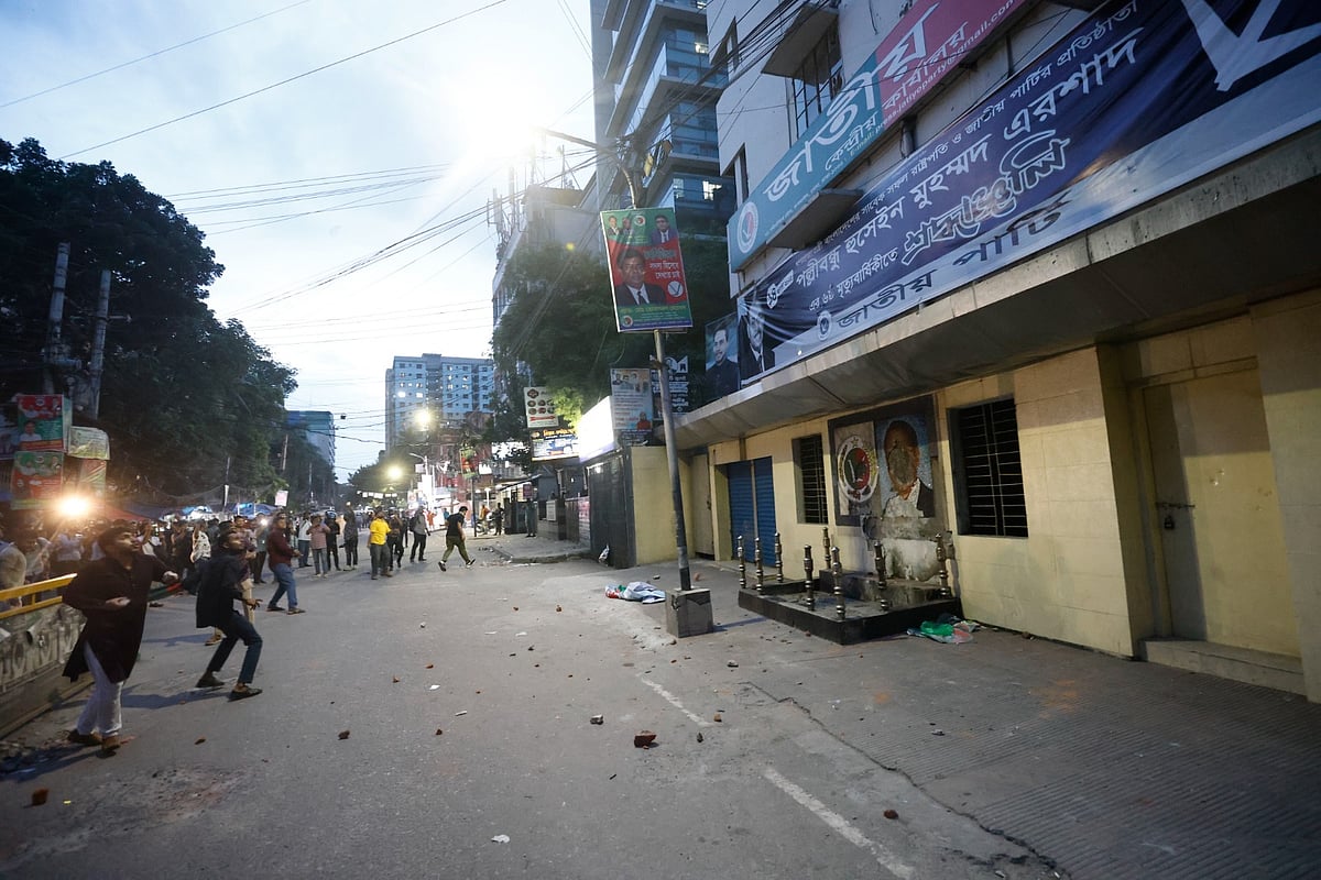 A group of protesters attacks the Jatiya Party’s (JaPa) central office in Kakrail, Dhaka on 30 August 2025