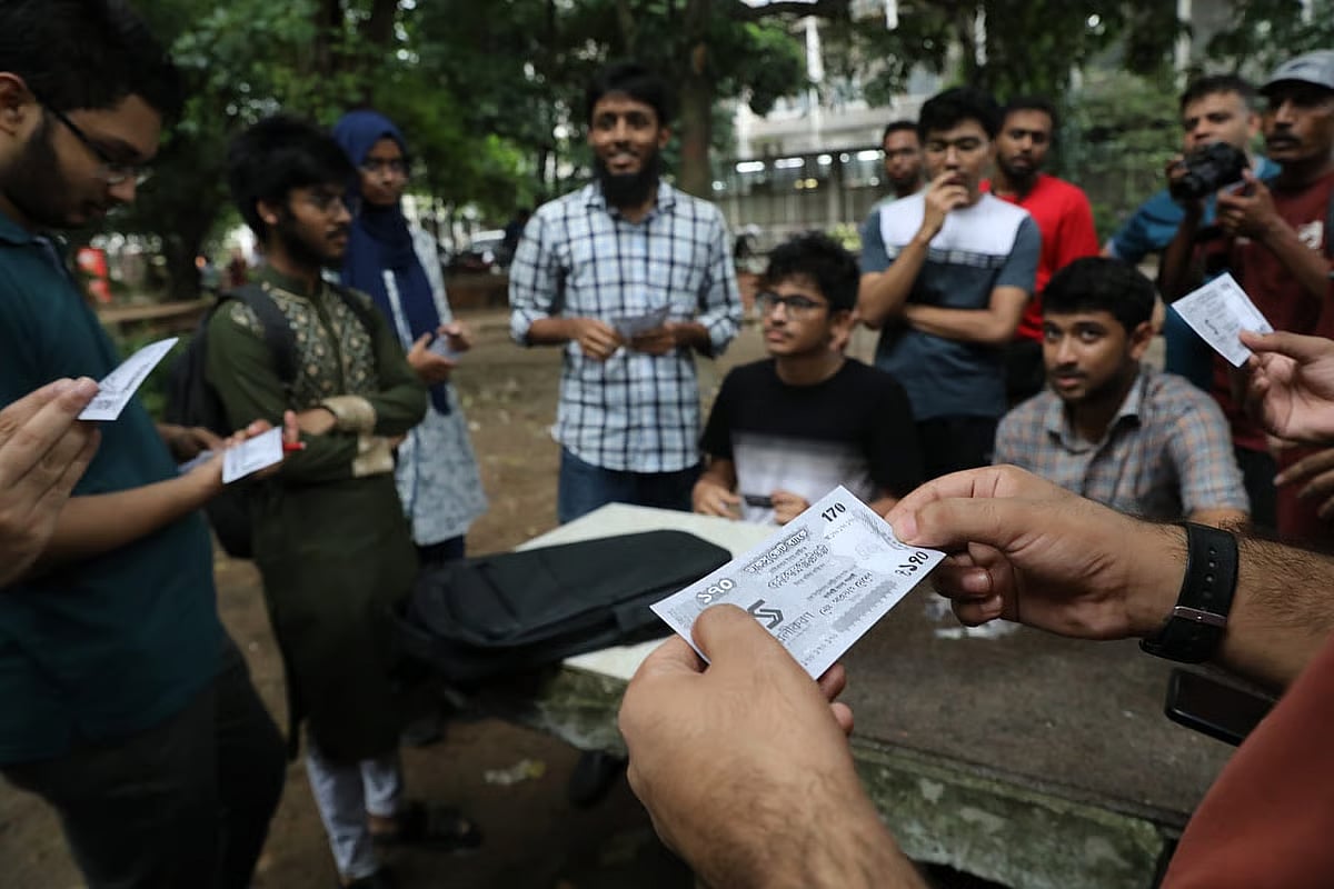 Arafat Hossain campaigns with leaflets that look like Tk 1000 banknote. The photo is taken on Dhaka University campus on 30 August 2025