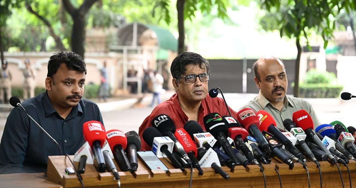 Chief Adviser's Press Secretary Shafiqul Alam spoke to reporters in front of the Chief Advisor's residence, Jamuna in Dhaka