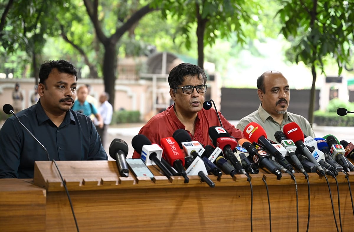 Chief Adviser’s Press Secretary Shafiqul Alam speaks to the media in front of the Chief Advisor’s residence, Jamuna, in Dhaka on 30 August 2025