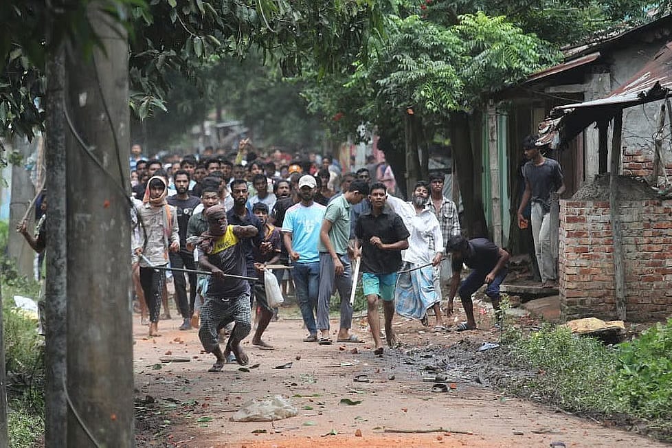 Local residents are chasing Chittagong University students on 31 August
