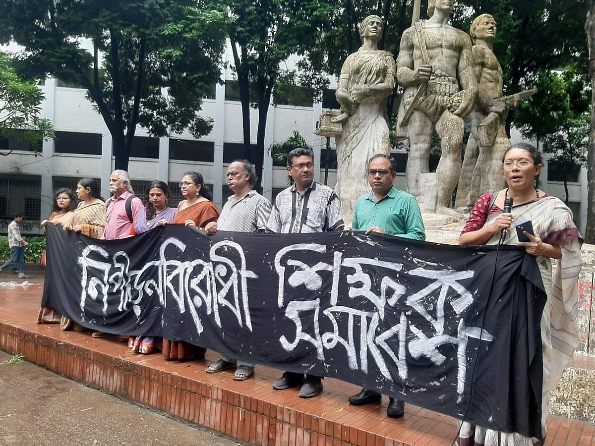 Professor Samina Luthfa of the Department of Sociology at Dhaka University addresses an anti-repression teachers’ rally held at the foot of the Aparajeyo Bangla sculpture on Dhaka University campus on 31 August 2025