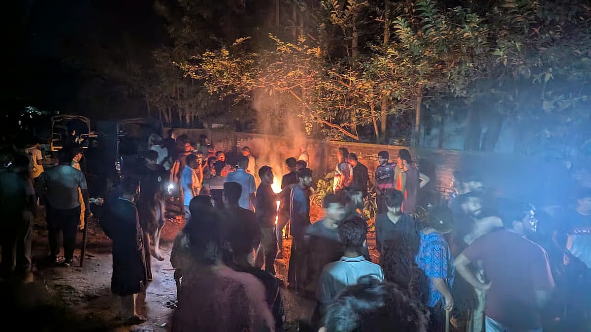 Students gather at gate No.2 on University of Chittagong at 3:30am on 31 August