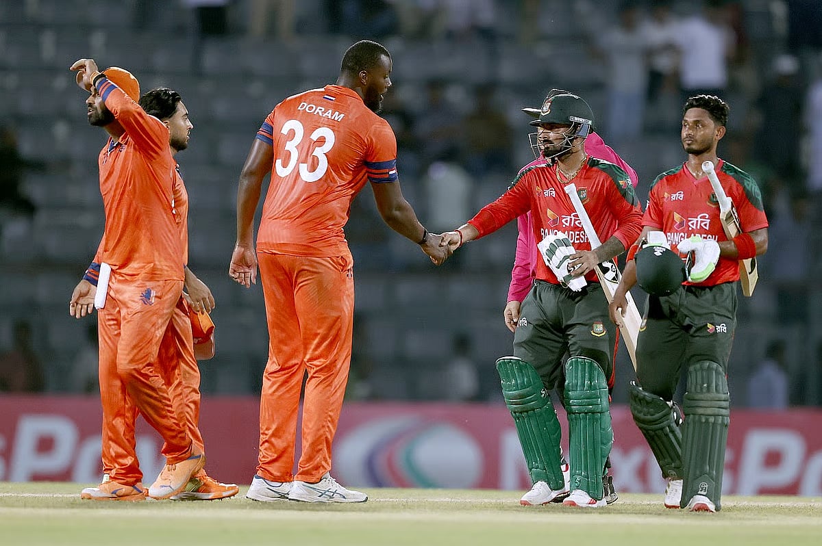 Liton Das Shamsul Haque shakes hands with the Netherlands players after the victory on 1 September 2025