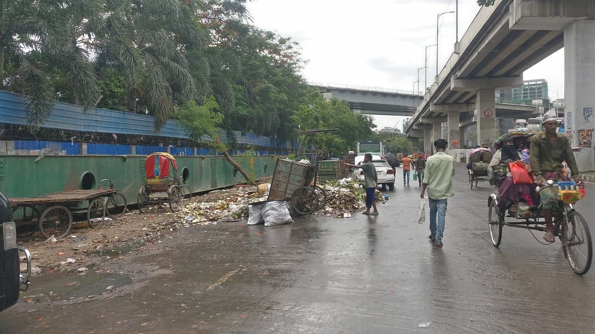 Wastes strewn on a Dhaka road.