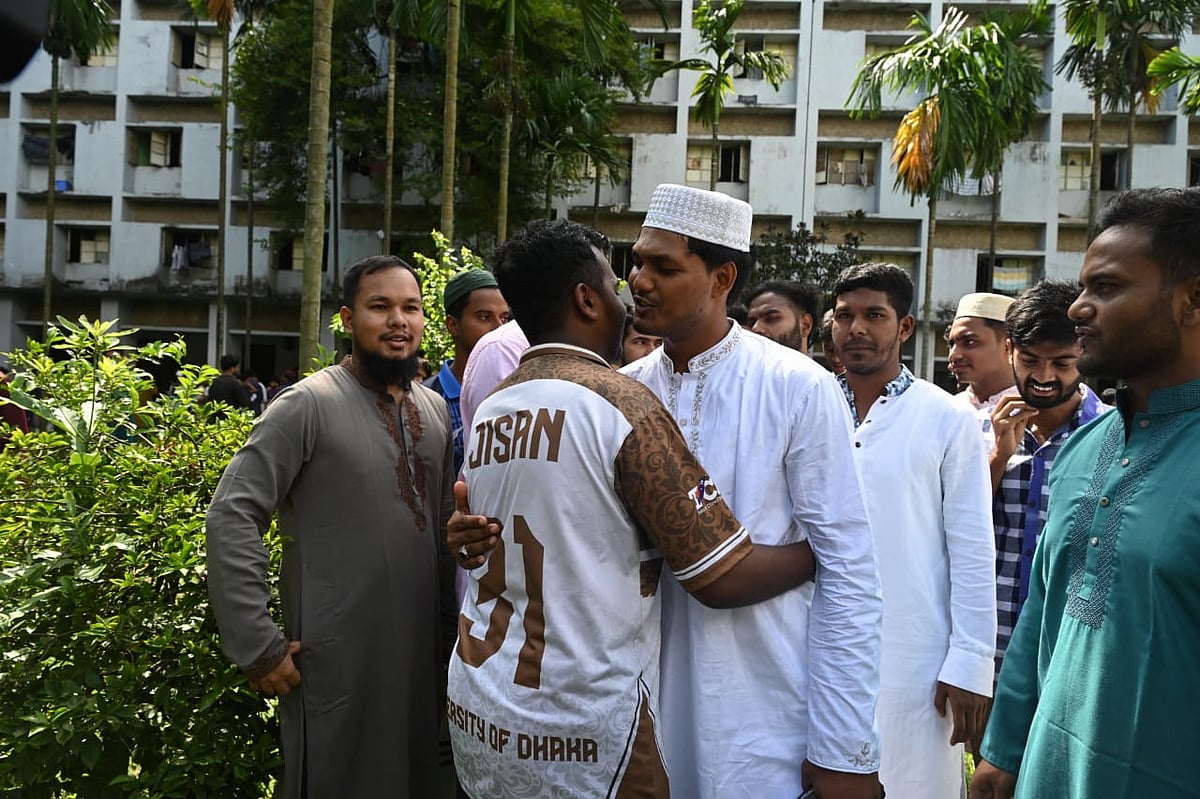 DUCSU VP candidate Abidul Islam, backed by the Jatiyatabadi Chhatra Dal, runs his campaign in the dormitories of Dhaka University after the Juma prayers on 5 September 2025