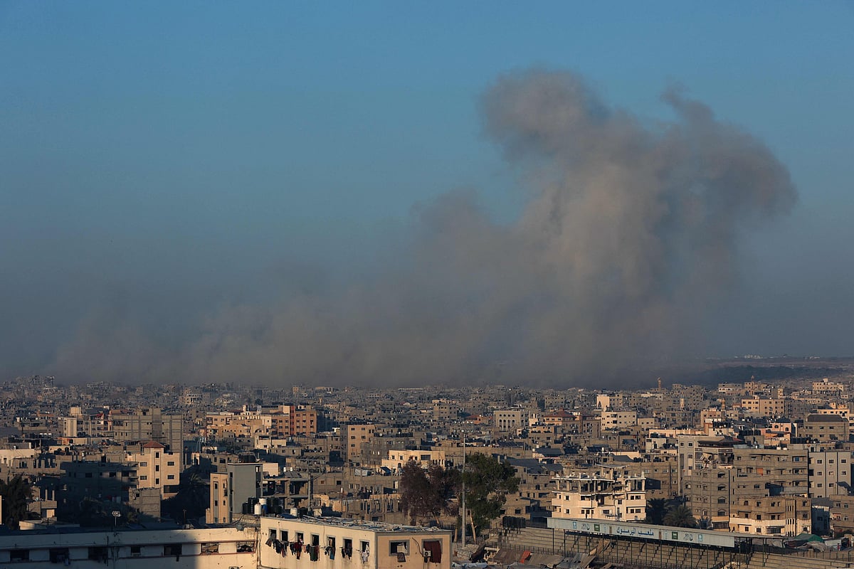 Smoke billows during Israeli strikes on Gaza City on 4 September, 2025.