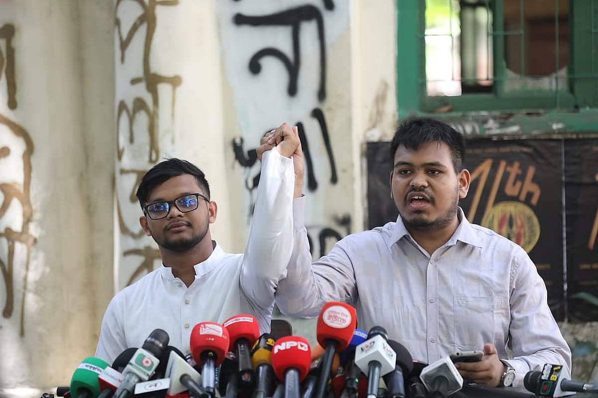 Mahin Sarkar (right), GS candidate from one panel, extends his support to Abu Baker Mojumder (left), GS candidate from another panel, at Dhaka University’s Madhur Canteen on 5 September 2025.