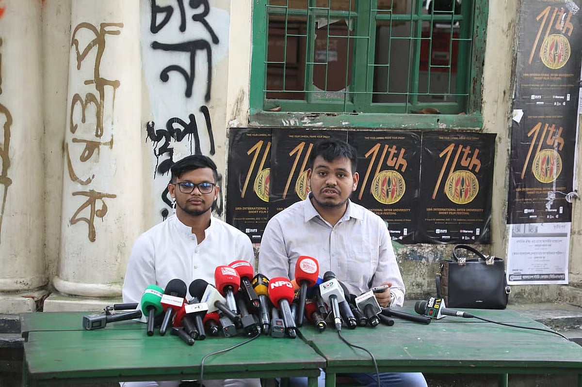 Mahin Sarkar (right), GS candidate from one panel, extends his support to Abu Baker Mojumder (left), GS candidate from another panel, at Dhaka University’s Madhur Canteen on 5 September 2025.