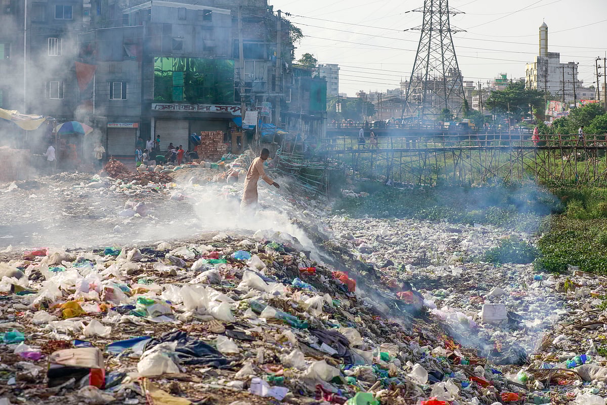 The original channel of the Buriganga River is being filled with plastic and other waste. In some places, the waste is even set on fire, further polluting the environment and posing serious health risks to nearby residents. The photo was taken from  Kamrangirchar in Dhaka