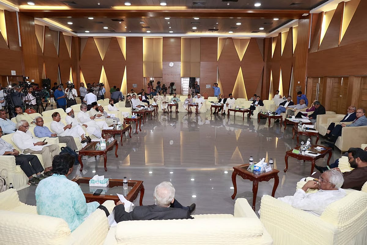 National Consensus Commission in meeting with political parties at the Foreign Service Academy