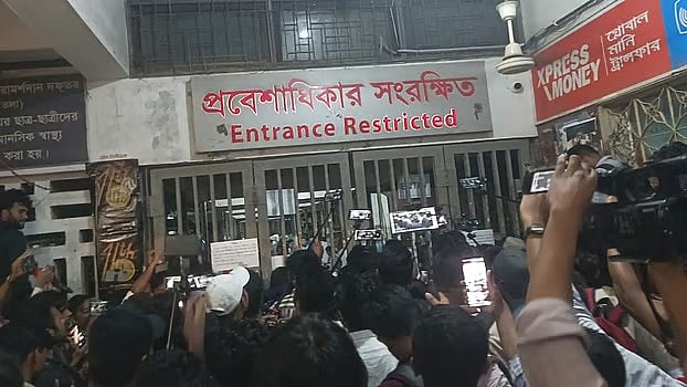 Raising allegations of rigging, VP candidate Abidul Islam Khan of the Chhatra Dal-backed panel stirred tension in front of the TSC.