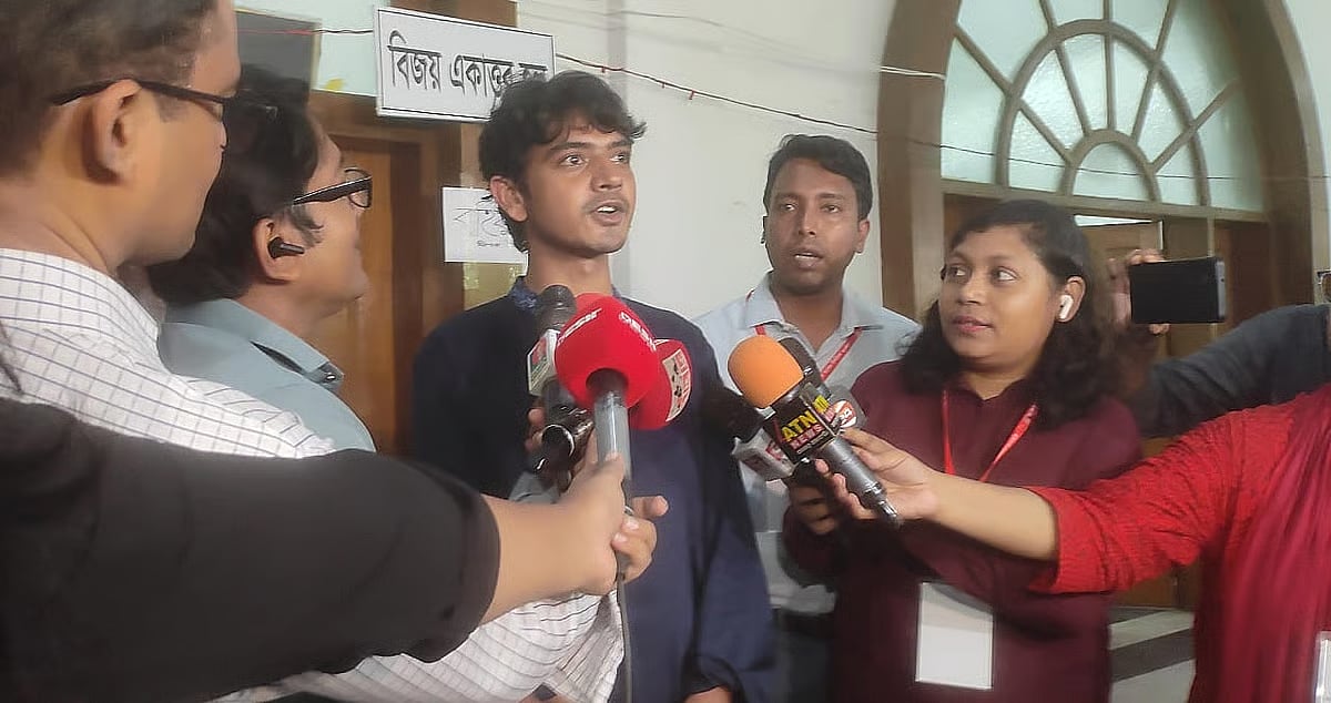 Shamim Hossain, an independent VP candidate in the Dhaka University Central Students' Union (DUCSU) election, speaks to reporters after casting his vote on 9 September 2025.