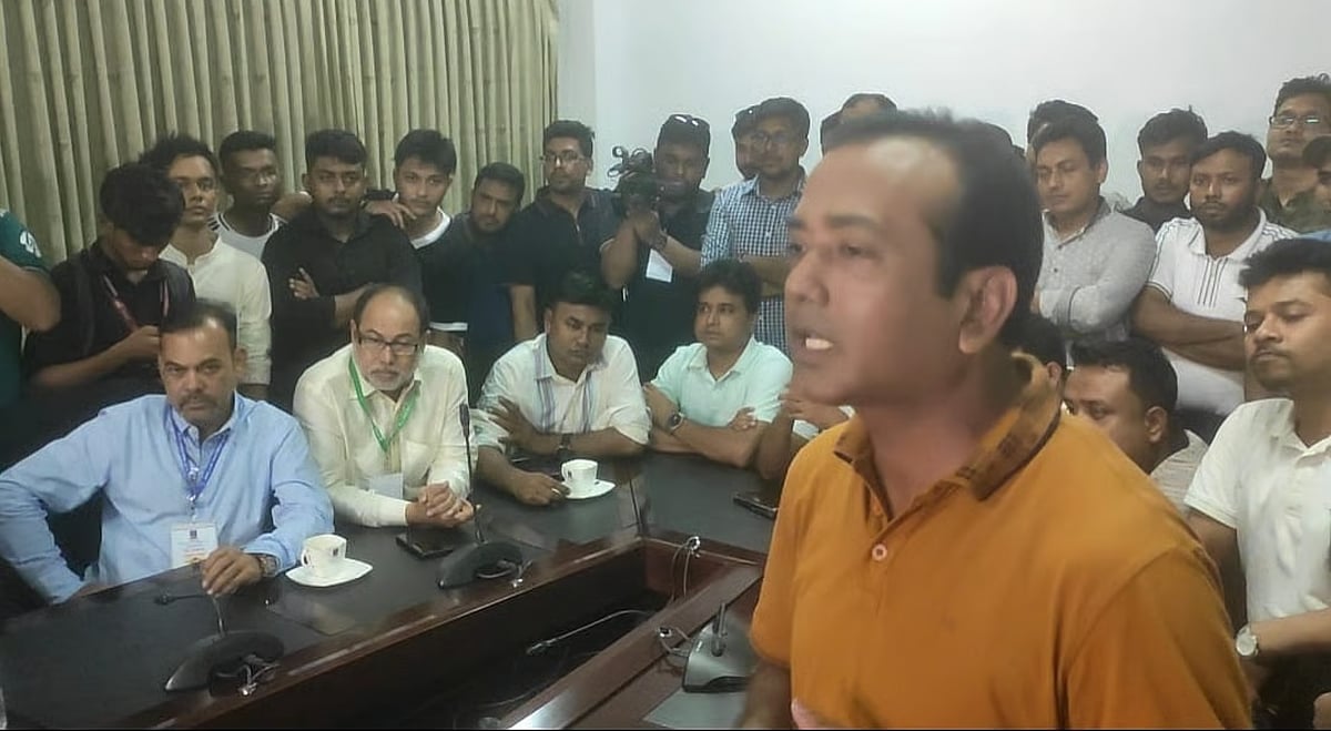 A delegation from the Chhatra Dal, led by the organisation's president Rakibul Islam and general secretary Nasir Uddin, submitted allegations of rigging in the DUCSU election to the Vice-Chancellor at around 5:30pm on Tuesday.