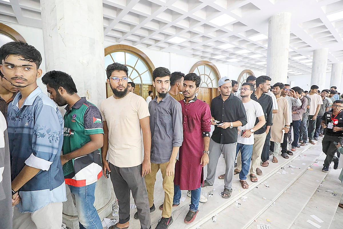 Students at Dhaka University queue up for casting their votes.