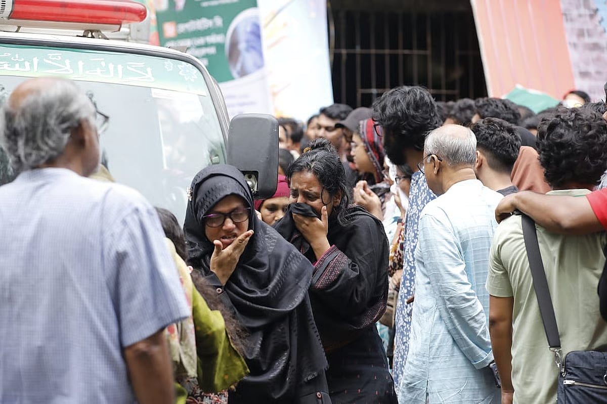 Students and teachers of Jahangirnagar University in grief at the sudden death of Fine Arts department teacher Jannatul Ferdous. The photo was taken in front of the Old Arts Building of Jahangirnagar University on 12 September 2025