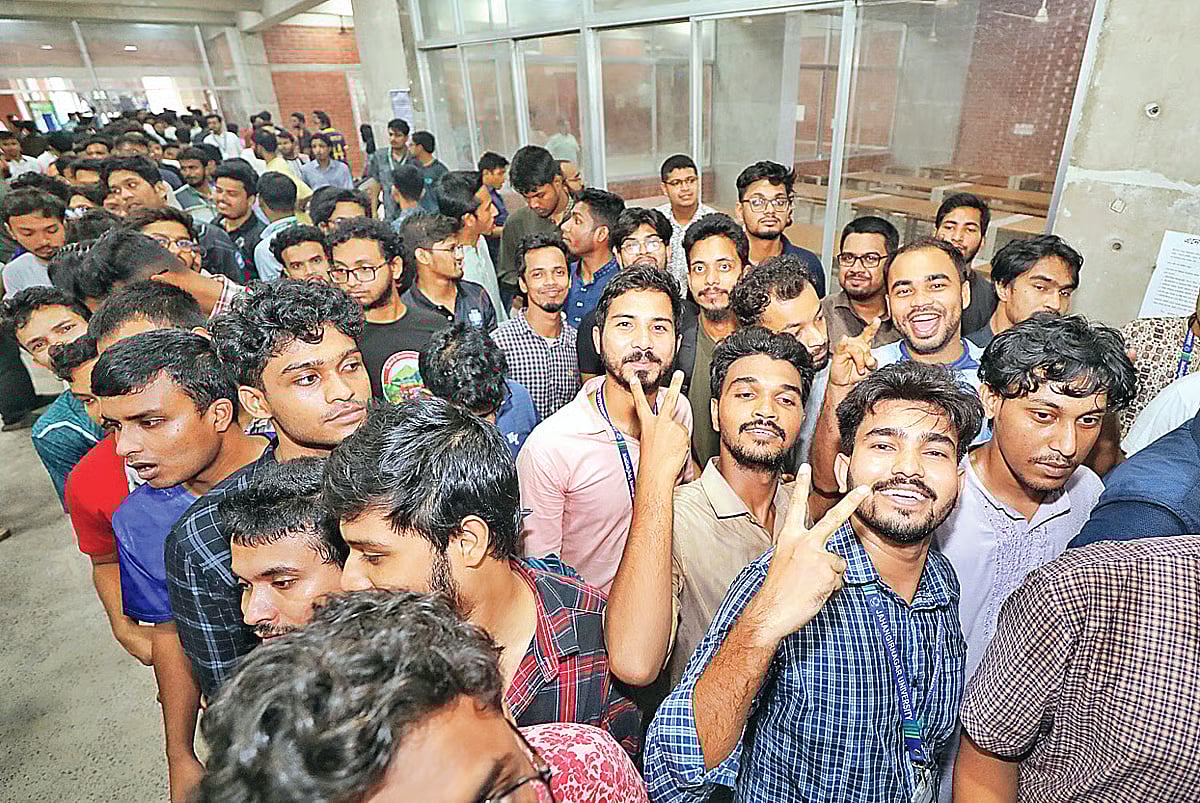 Students wait in long queue to vote for JUCSU election