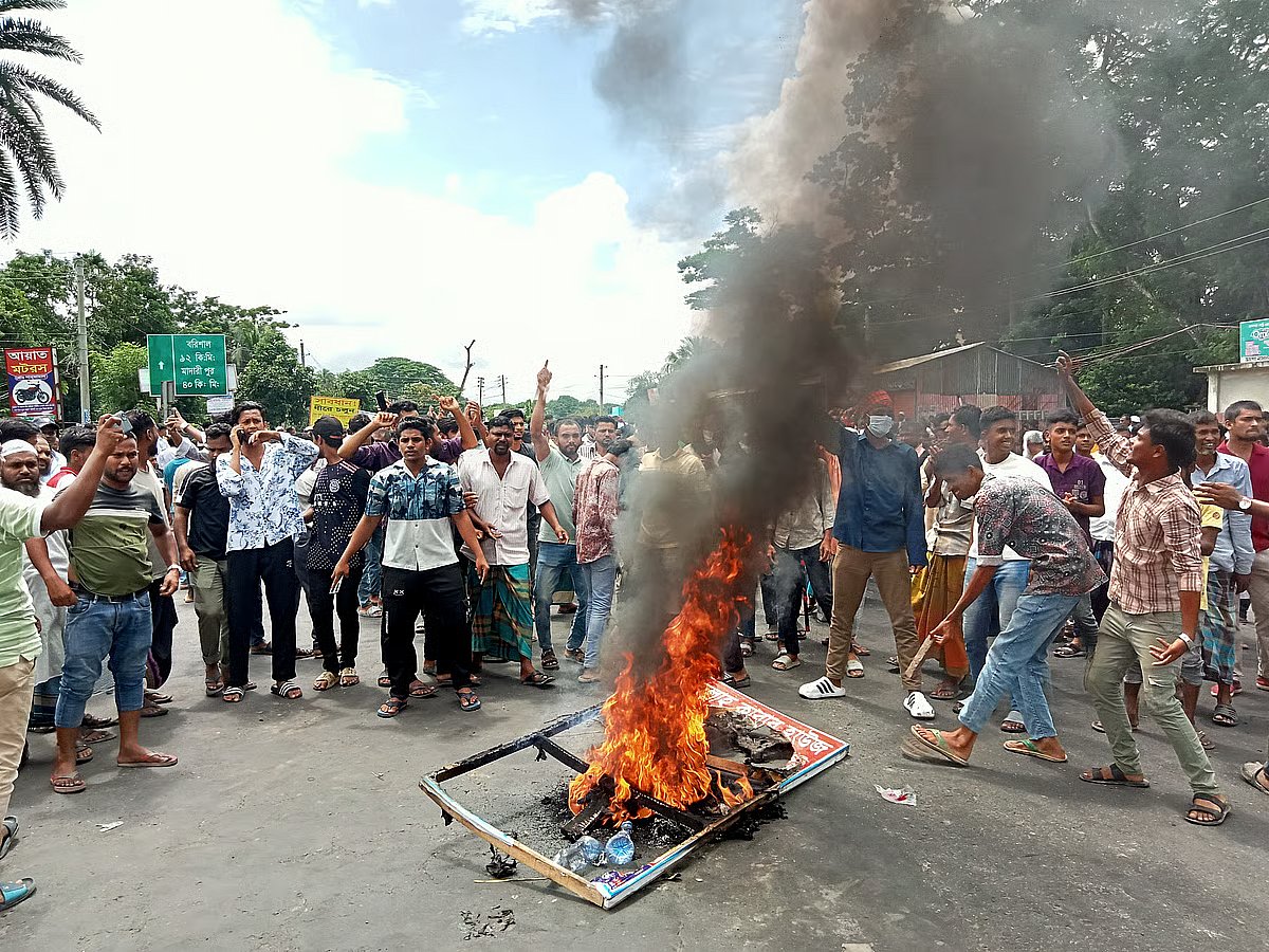 Protesters have set fire to the highway and blocked it. On Monday, the Dhaka-Barisal highway at the Bhanga Hospital intersection.
