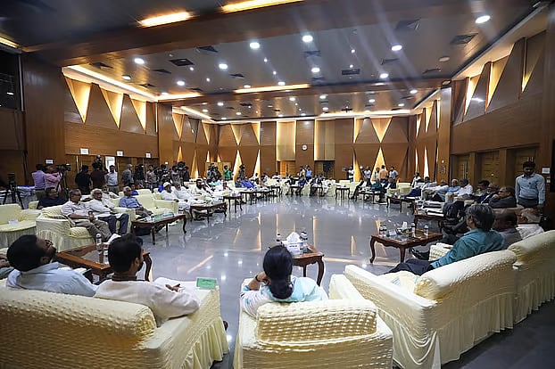 Talks between the National Consensus Commission and political parties in progress.