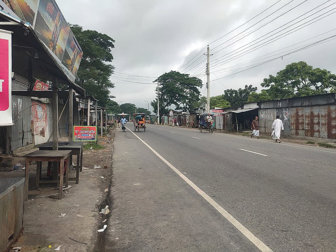 No protesters on the roads in Bhanga. A few vehicles are plying. Photo taken from Mansurabad area of Hamirdi Union on 16 September 2025.