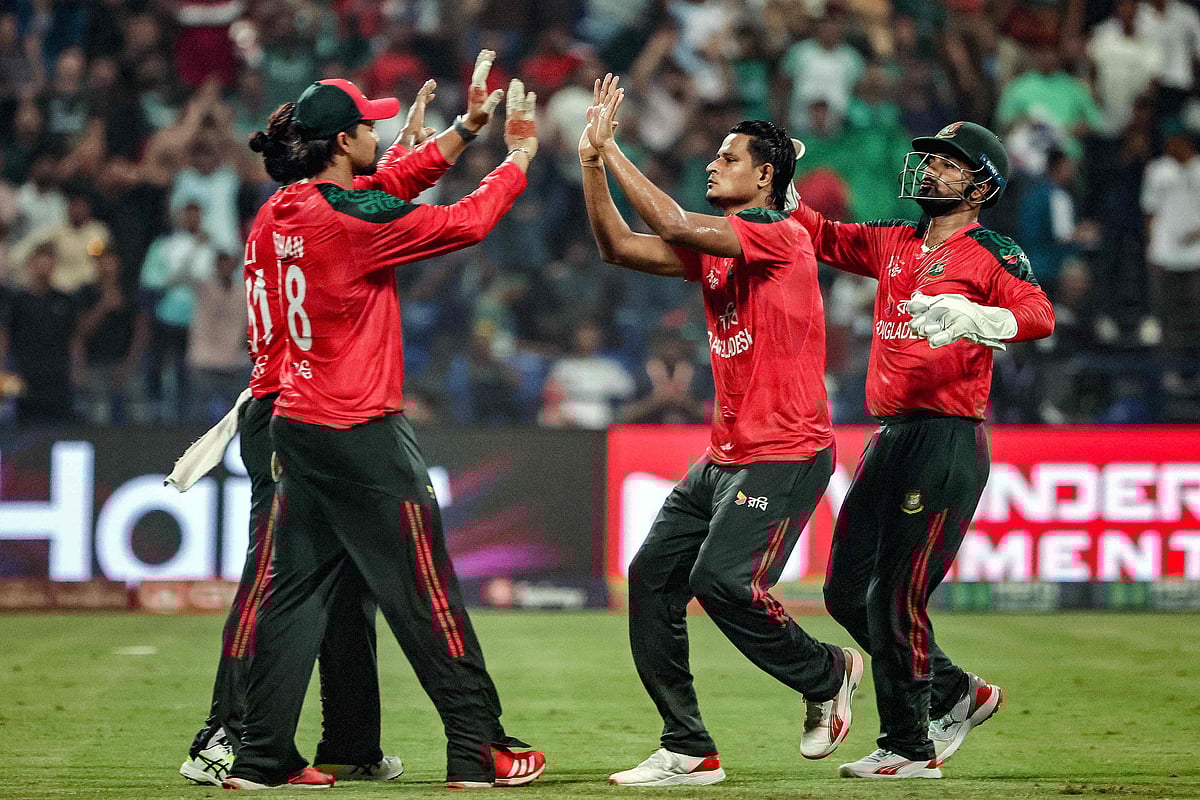 Bangladesh’s wicketkeeper and captain Litton Das (R) celebrates with teammates after taking the wicket of Afghanistan’s Karim Janat during the Asia Cup 2025 Twenty20 international cricket match between Afghanistan and Bangladesh at the Sheikh Zayed Cricket Stadium in Abu Dhabi on 16 September 2025