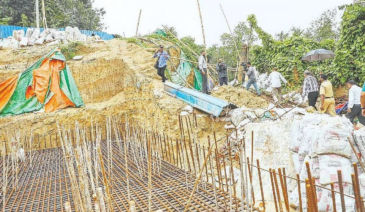 Construction of a multi storied building underway on a piece of land which has been prepared by cutting a hill in Askardighir Par area in Chattogram. The hilly land was misclassified as nal (farmland). The photo was taken on 21 April 2025