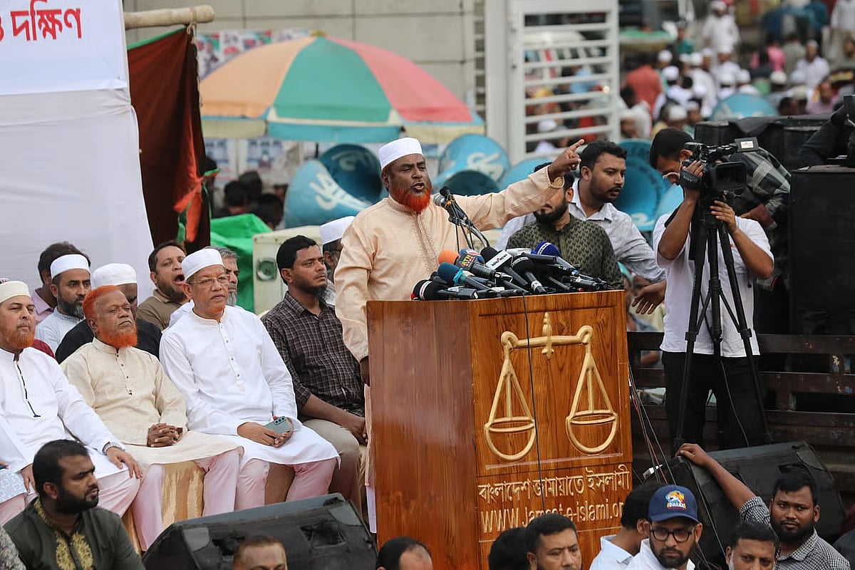 Jamaat-e-Islami Secretary General Mia Golam Porwar addresses at a protest rally and procession organised by the party’s Dhaka North and South City units at the south gate of the National Mosque on 18 September 2025.