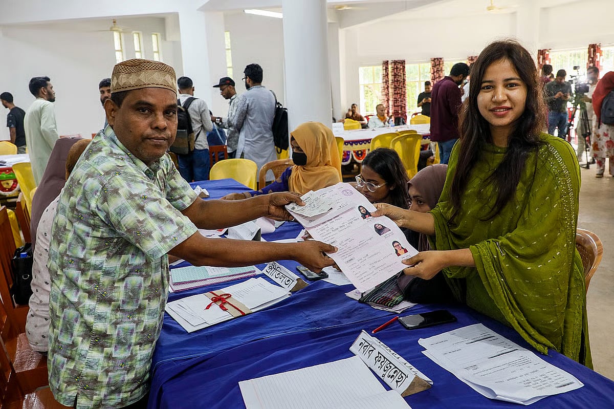 A student submits nomination form to the election official in the CUCSU election on 17 September 2025